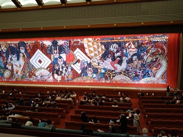 ふーちゃんと行く 「市川團十郎白猿襲名披露」: 交番裏桜並木